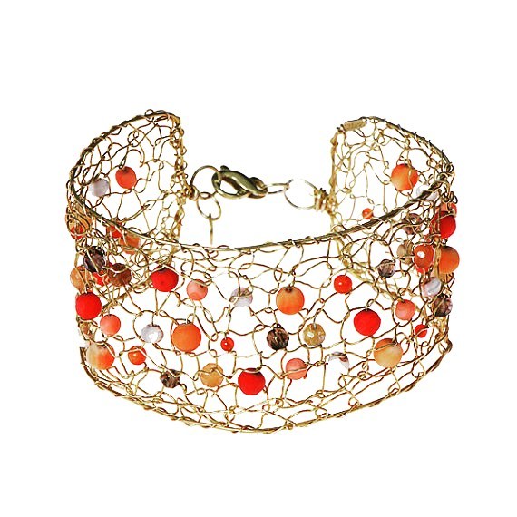 Susanne bracelet knitted in gilded silver with corals, quartz, carneol, serpentine. Perfect for